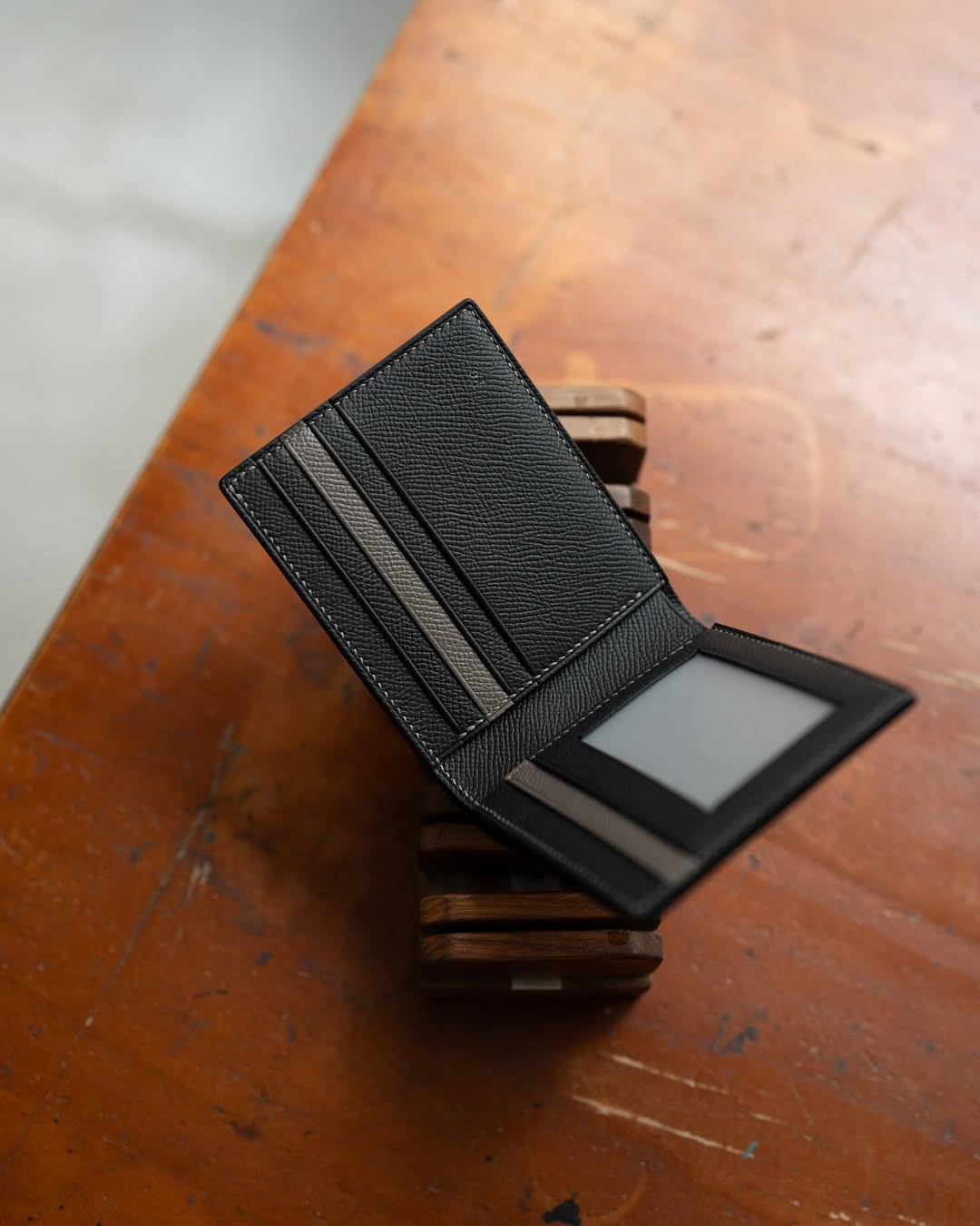 Bifold Wallet – Glossy Leather Exterior