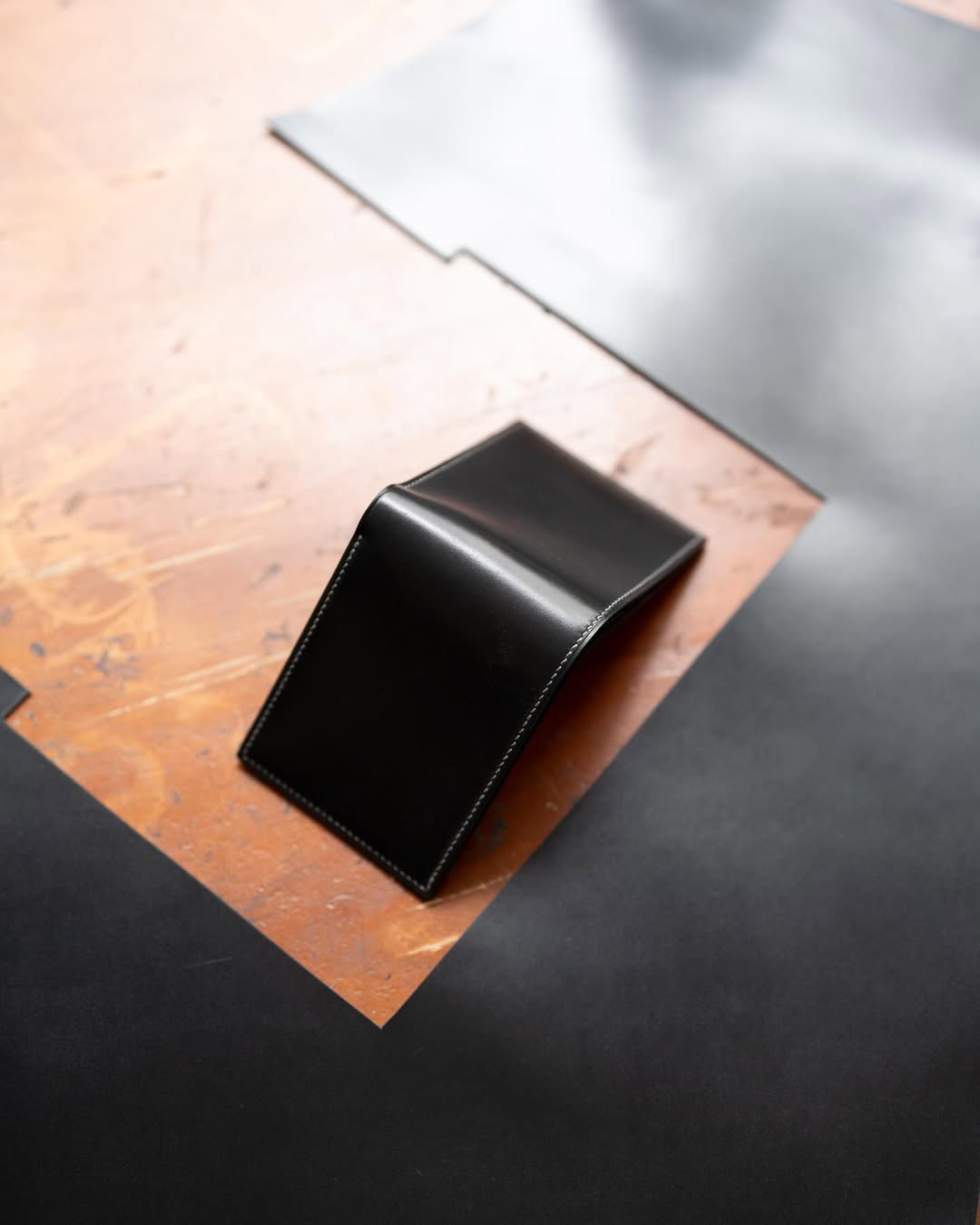 Bifold Wallet – Glossy Leather Exterior