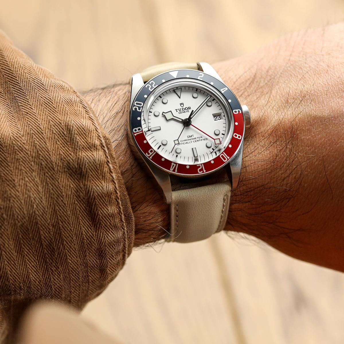 Bracelet en cuir véritable rembourré Whitby en beige pastel pour une élégance raffinée