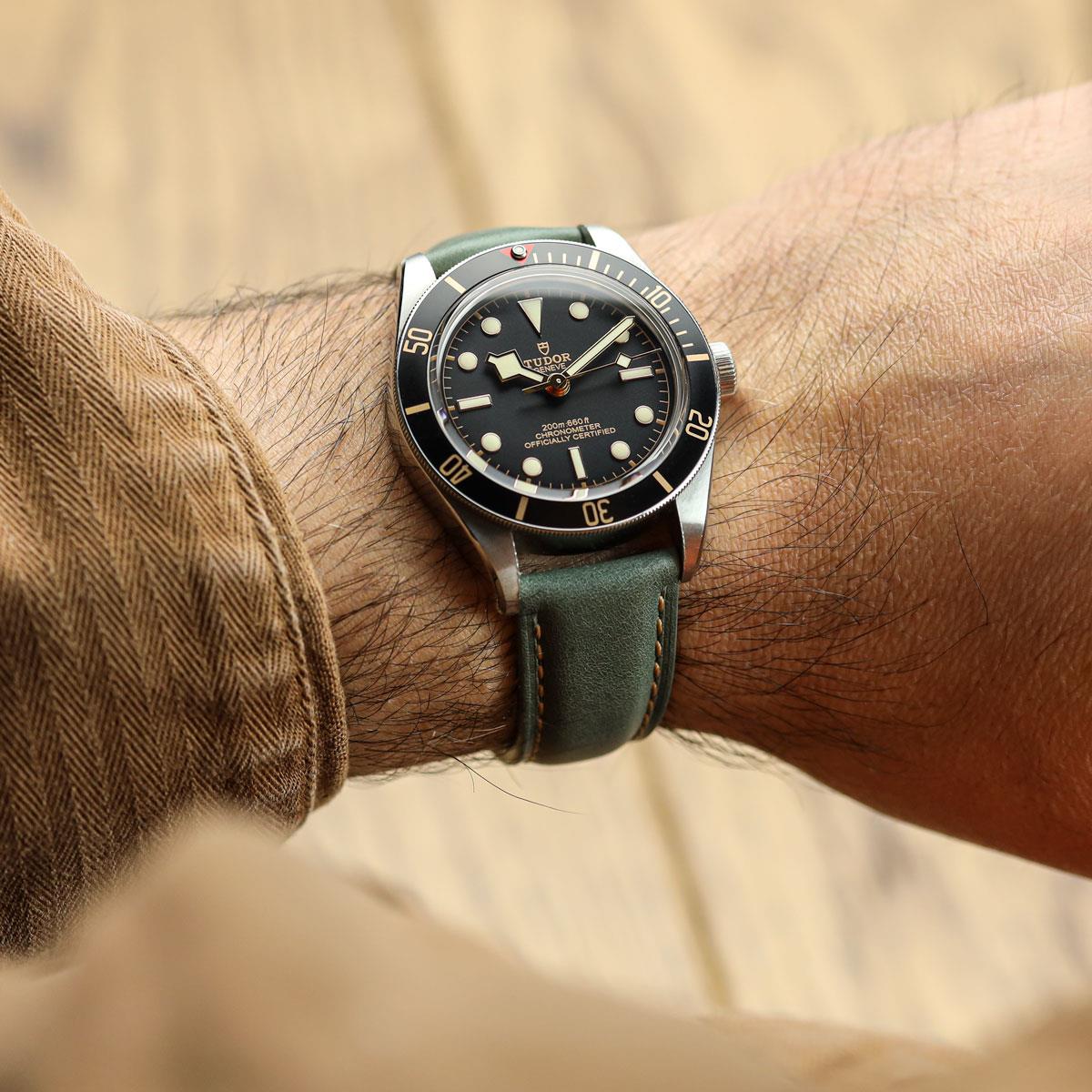 Bracelet de Montre Cuir Véritable Paddé en Vert Sage Pastel de Whitby