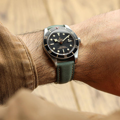 Bracelet de Montre Cuir Véritable Paddé en Vert Sage Pastel de Whitby