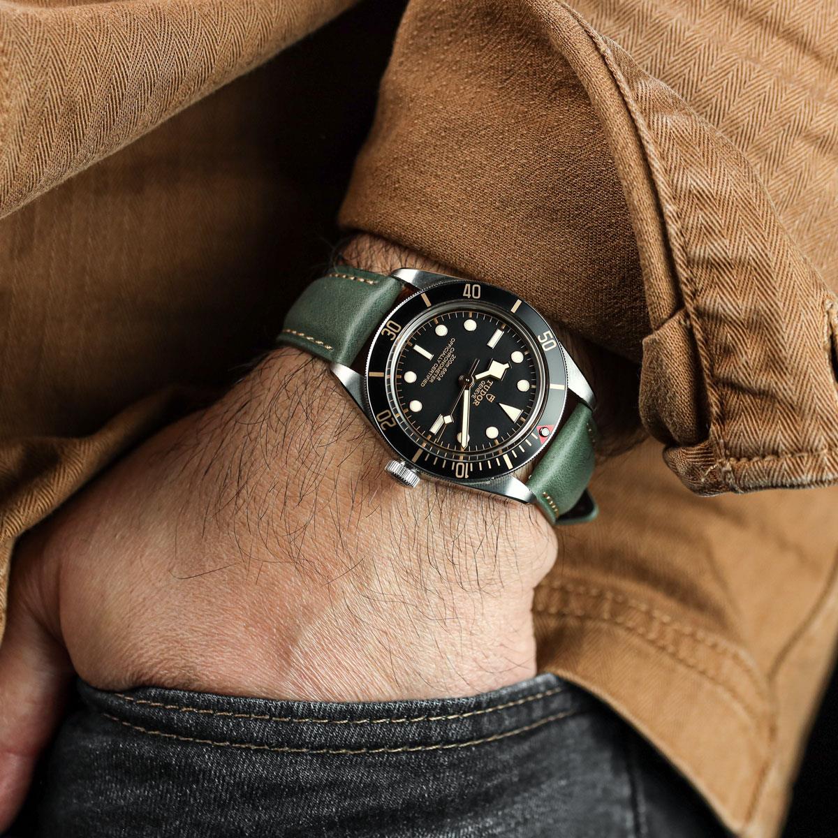 Bracelet de Montre Cuir Véritable Paddé en Vert Sage Pastel de Whitby