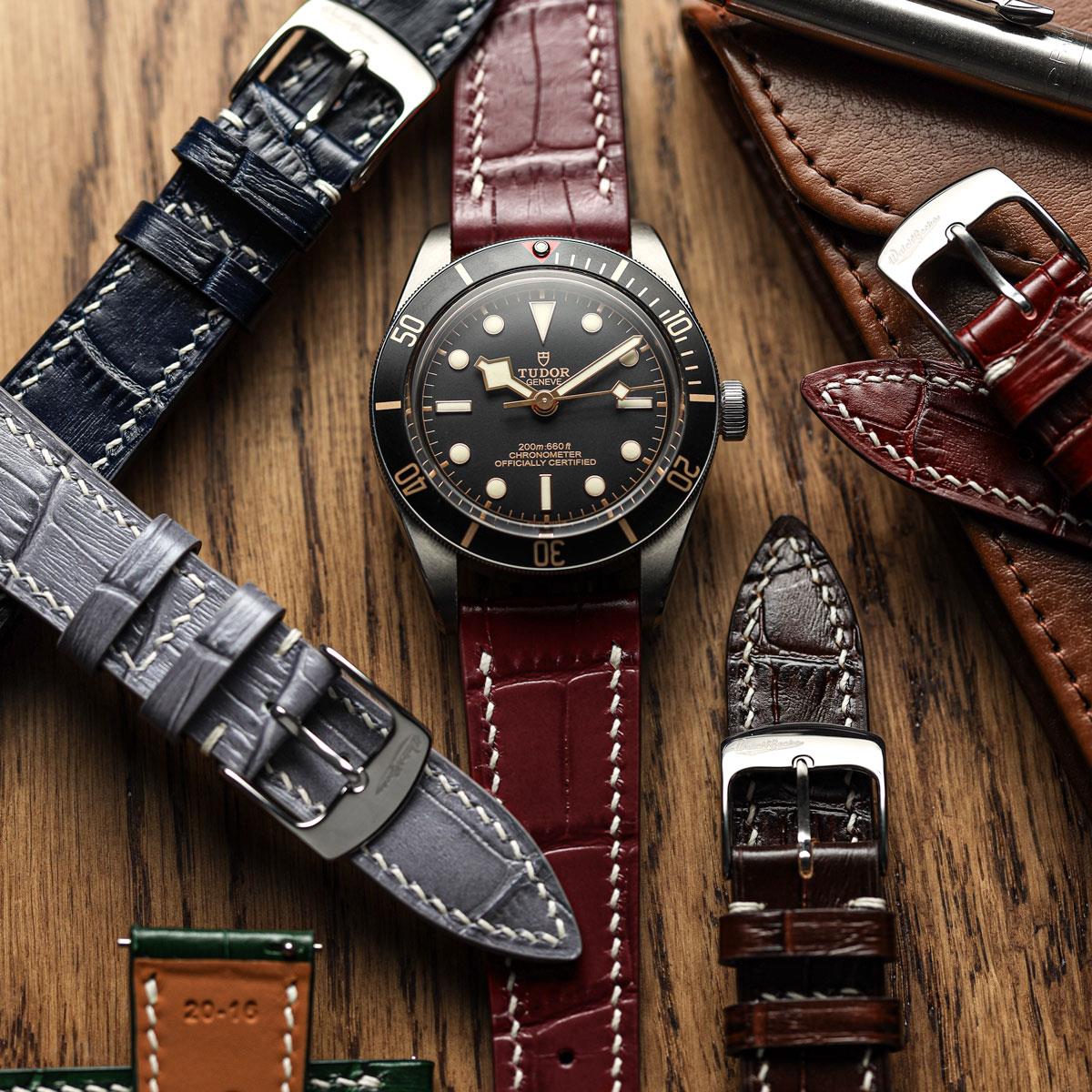 Arhem Handgenähter Kalbsleder-Uhrenarmband im Alligatordruck in Burgund