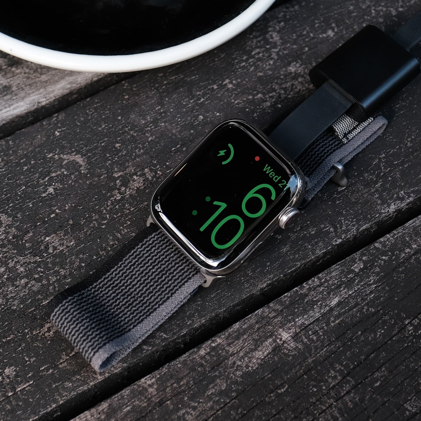 Charge Weave elegante Apple Watch Armband für stilvollen Komfort