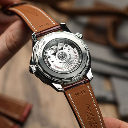 Arnem Handgenähtes Armband aus Kalbsleder mit Alligator-Muster in Kastanienbraun