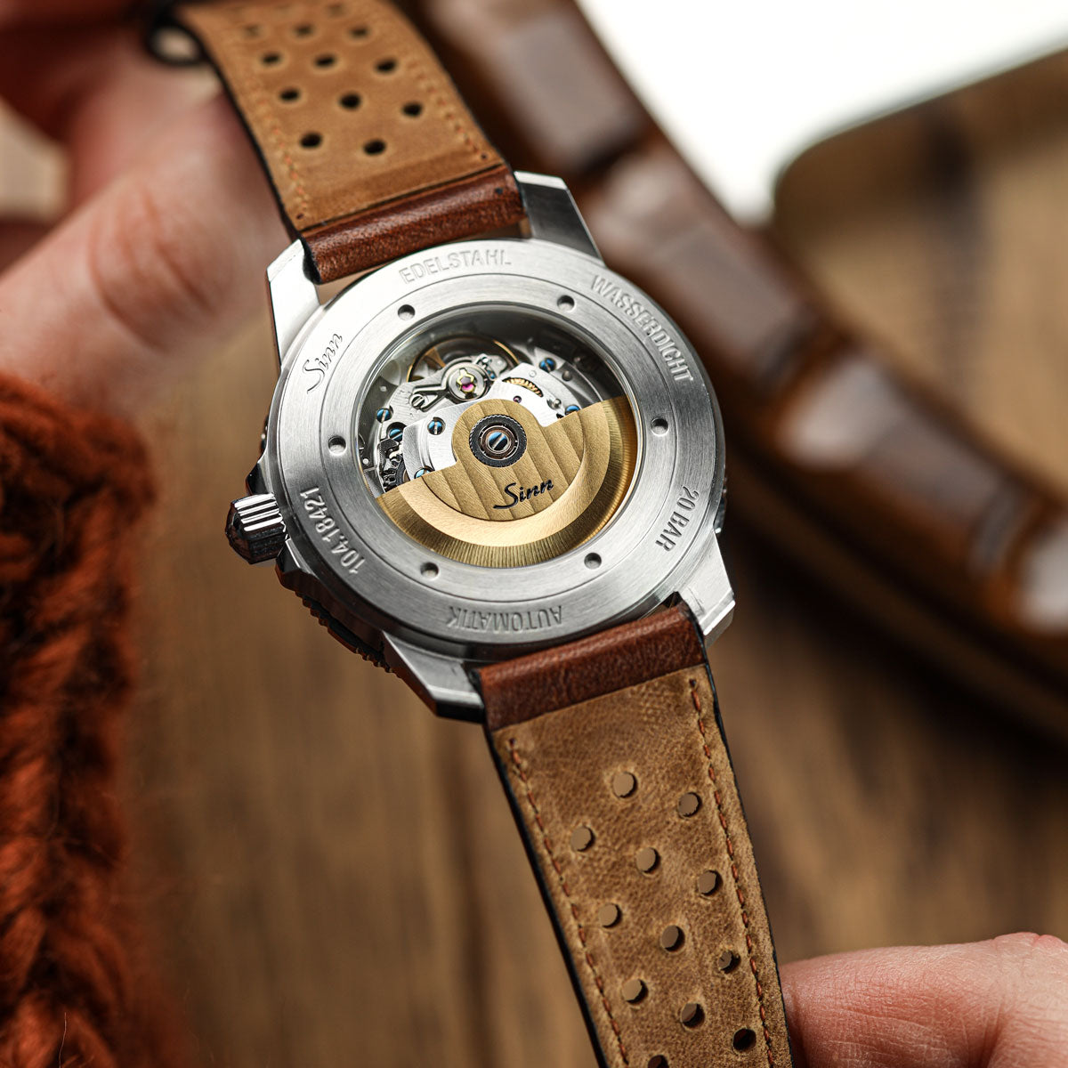 Bracelet de montre en cuir perforé Missouri de WatchGecko - Marron moyen élégant