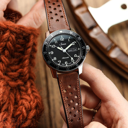 Bracelet de montre en cuir perforé Missouri de WatchGecko - Marron moyen élégant