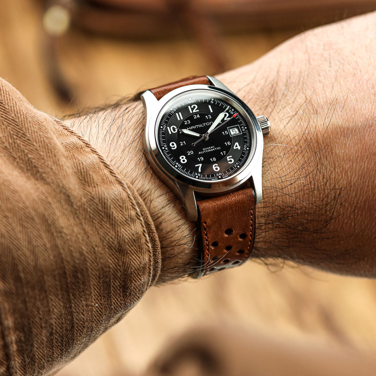 Bracelet de montre en cuir perforé Missouri de WatchGecko - Marron moyen élégant