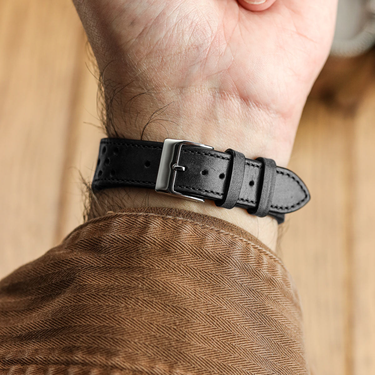 WatchGecko Missouri élégant en cuir perforé noir - Bracelet de montre sophistiqué