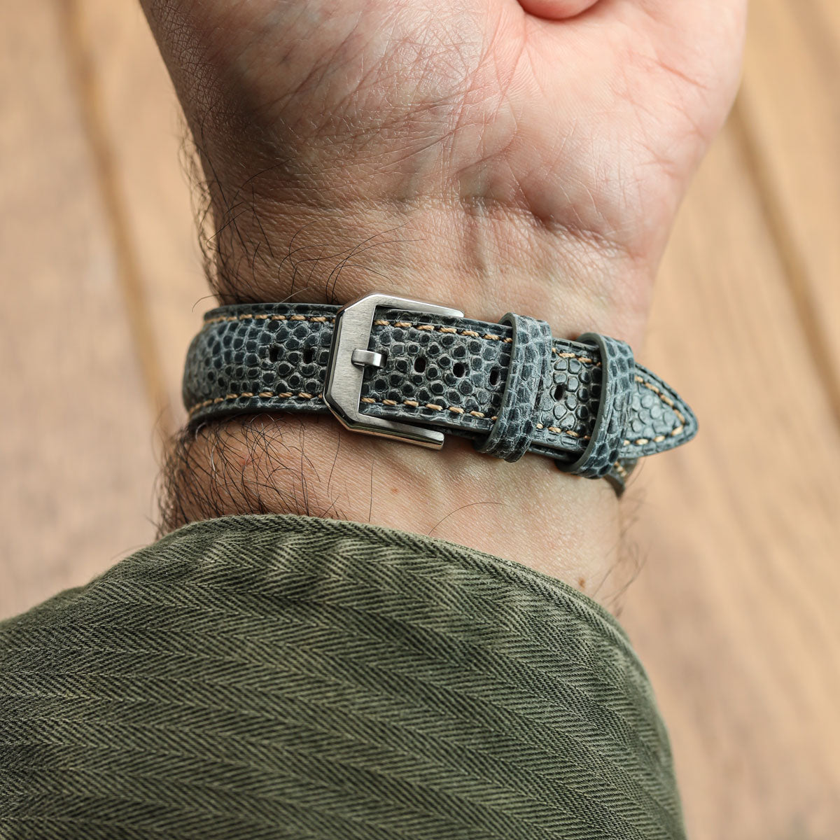 BraceletMontre en Cuir Pailleté Adassa - Vert Caviar Élégant