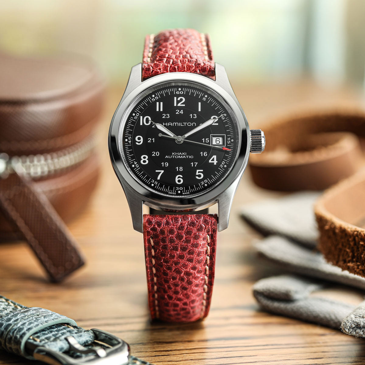 Bracelet en cuir rembourré Adassa - Caviar Ember Orange pour une élégance sophistiquée