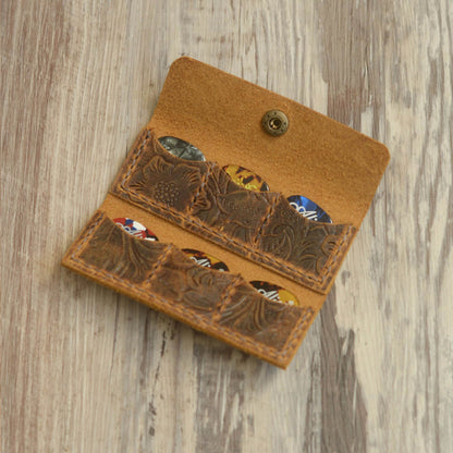 Étui porte-picks en cuir floral sculpté avec pochette pour 6 médiators, accessoire élégant en cuir marron pour guitaristes et musiciens