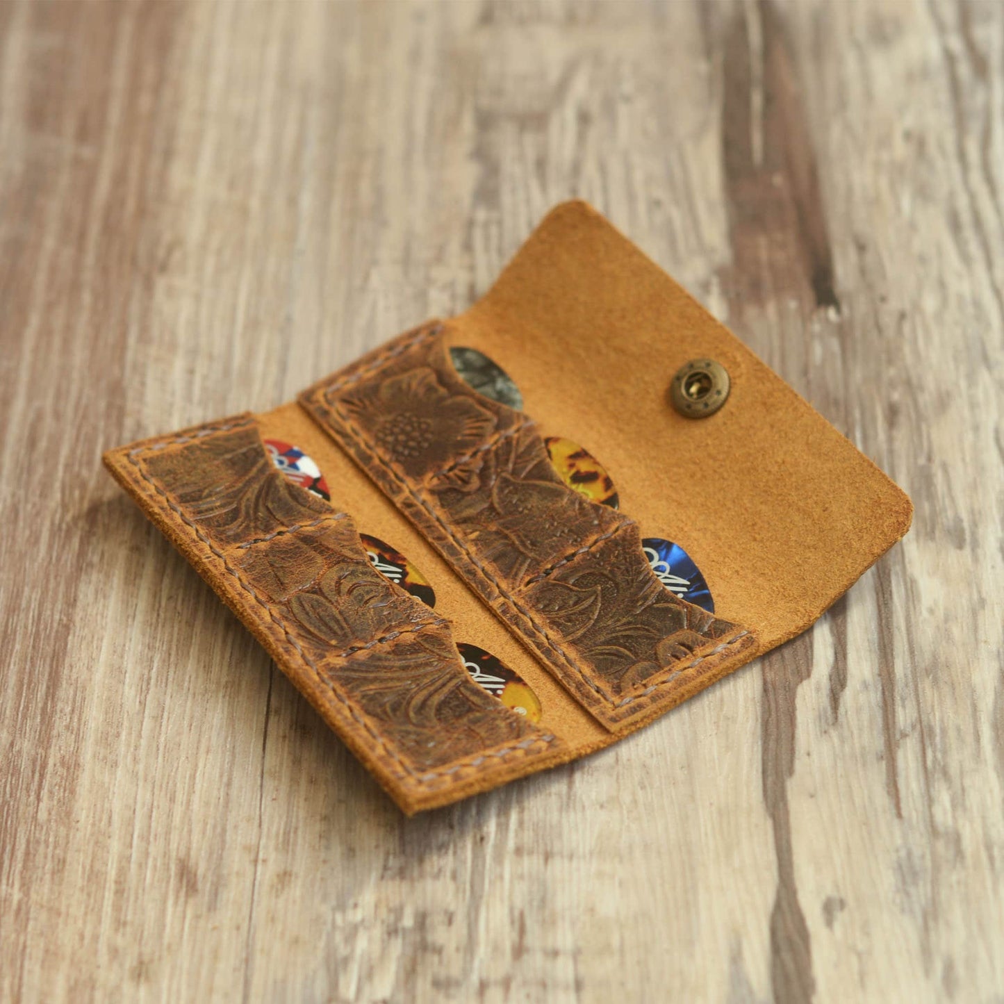 Étui porte-picks en cuir floral sculpté avec pochette pour 6 médiators, accessoire élégant en cuir marron pour guitaristes et musiciens