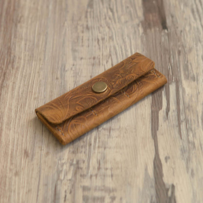 Étui porte-picks en cuir floral sculpté avec pochette pour 6 médiators, accessoire élégant en cuir marron pour guitaristes et musiciens