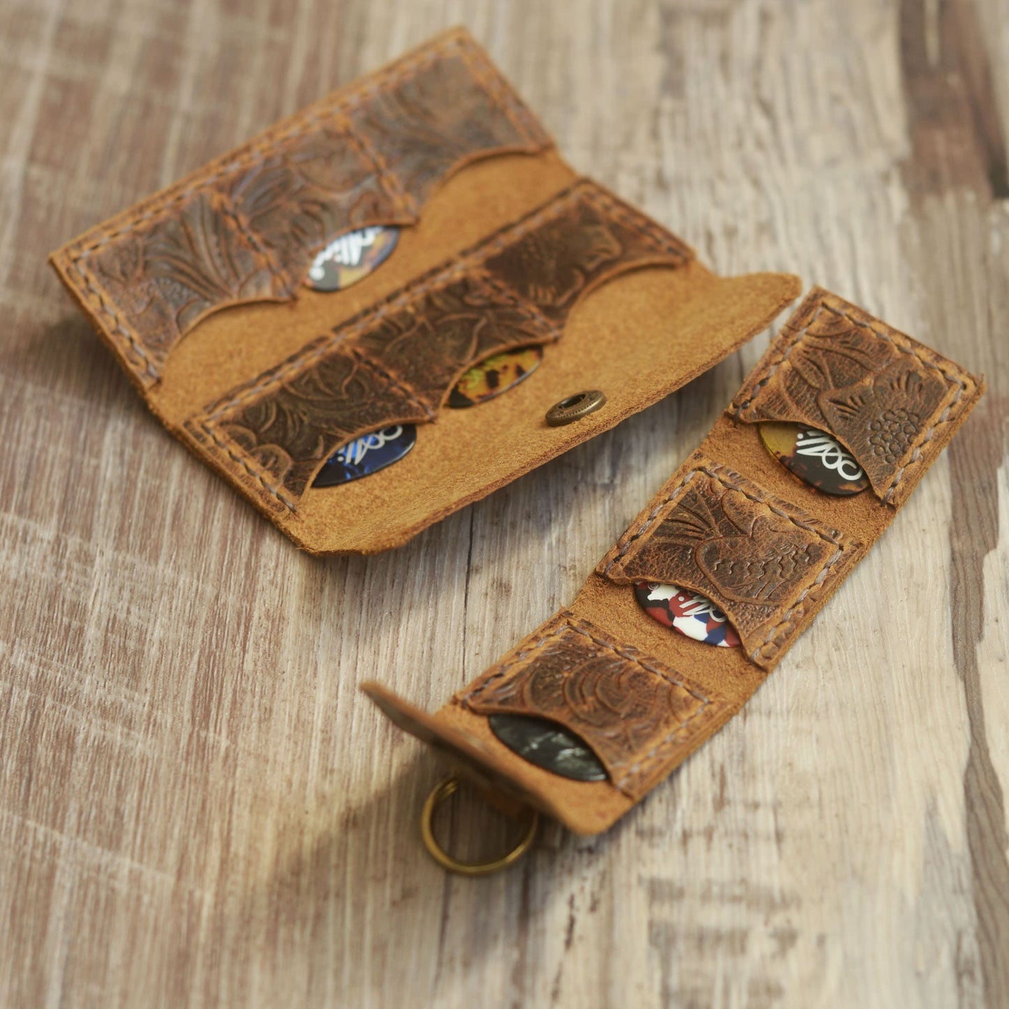 Étui porte-picks en cuir floral sculpté avec pochette pour 6 médiators, accessoire élégant en cuir marron pour guitaristes et musiciens
