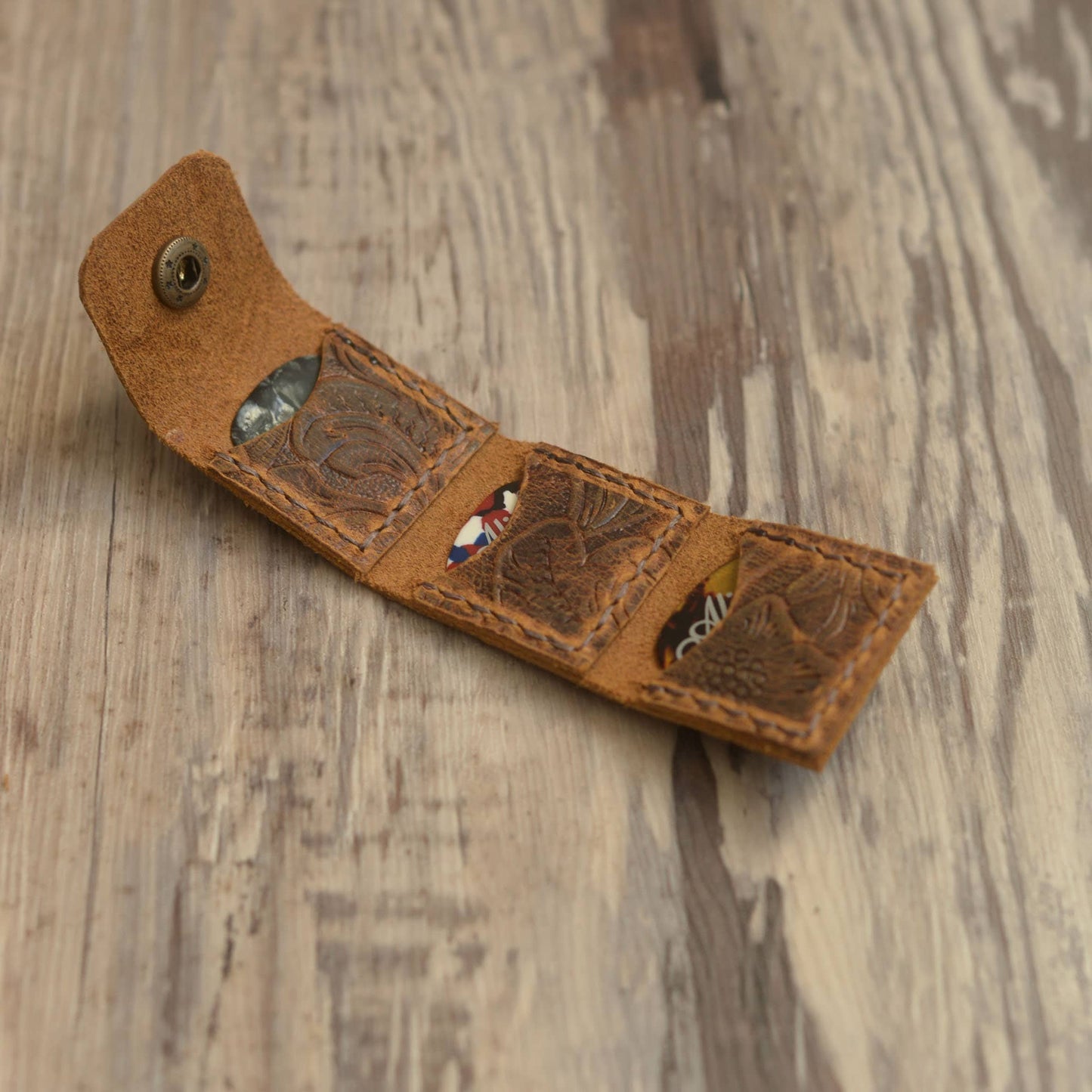 Étui porte-picks en cuir floral sculpté avec pochette pour 6 médiators, accessoire élégant en cuir marron pour guitaristes et musiciens