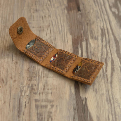Étui porte-picks en cuir floral sculpté avec pochette pour 6 médiators, accessoire élégant en cuir marron pour guitaristes et musiciens