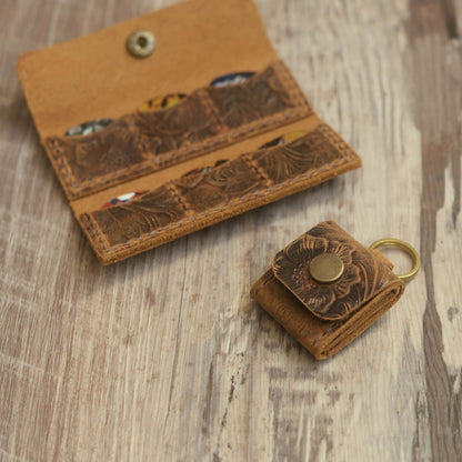 Étui porte-picks en cuir floral sculpté avec pochette pour 6 médiators, accessoire élégant en cuir marron pour guitaristes et musiciens