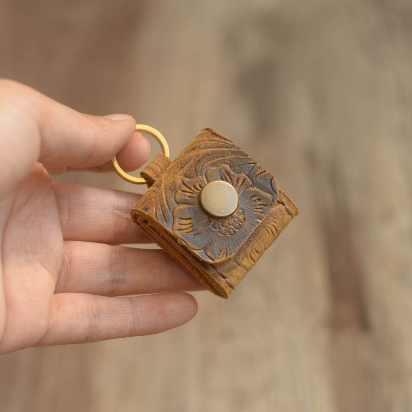 Étui porte-picks en cuir floral sculpté avec pochette pour 6 médiators, accessoire élégant en cuir marron pour guitaristes et musiciens