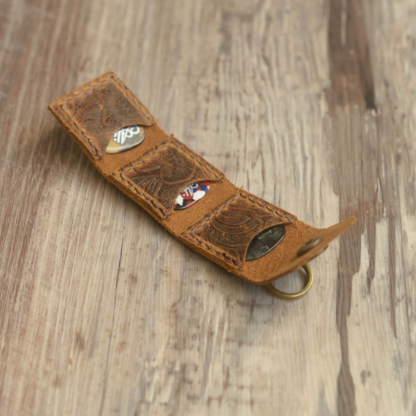 Étui porte-picks en cuir floral sculpté avec pochette pour 6 médiators, accessoire élégant en cuir marron pour guitaristes et musiciens