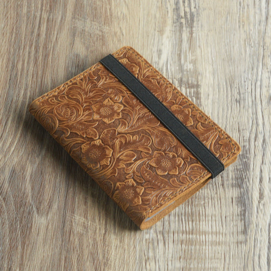 Étui en cuir pour Kindle Paperwhite / Kindle avec poignée et fermeture élastique - Cuir travaillé à la main - K01