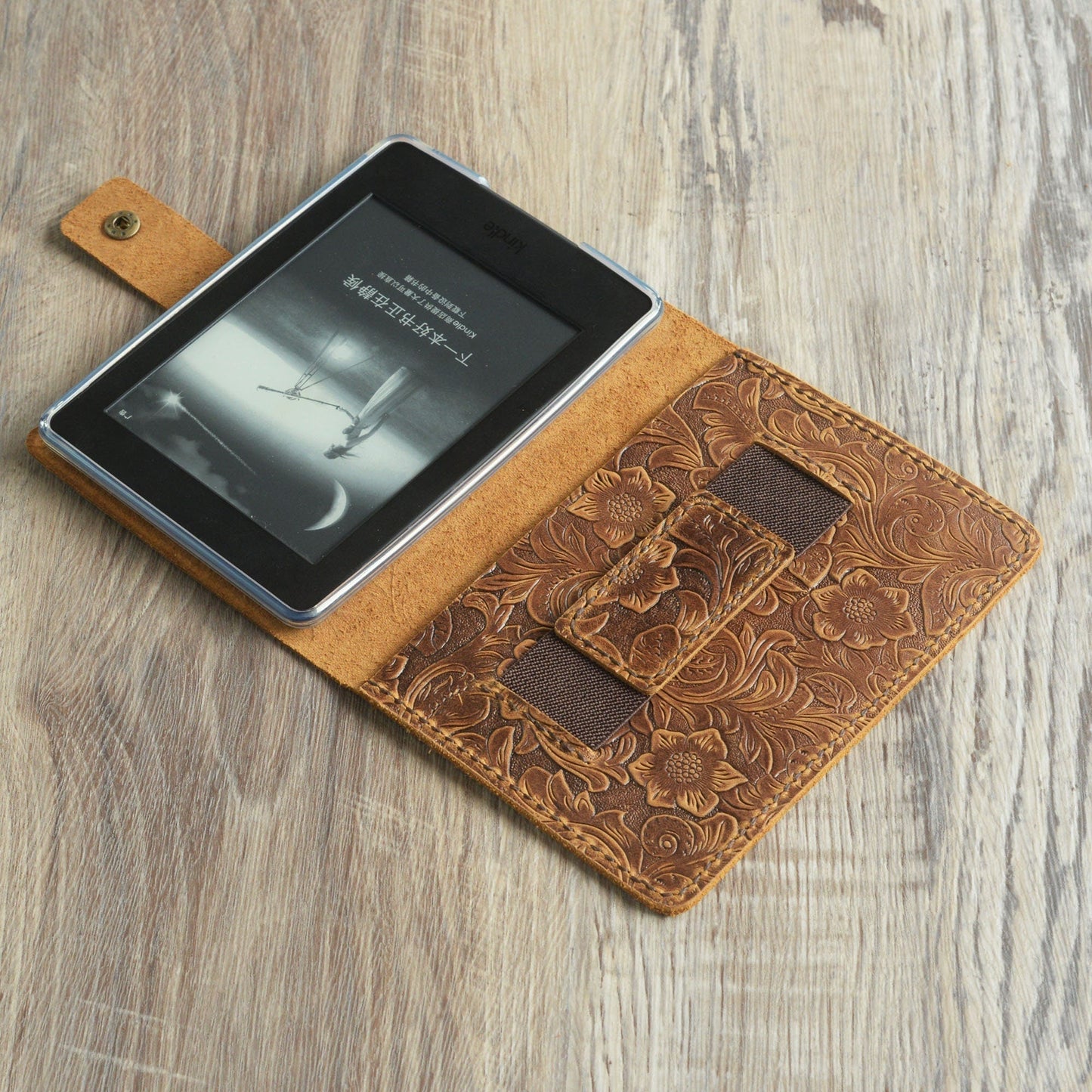 Элегантный кожаный чехол для Kindle Paperwhite с ручкой-ремнем и застежкой-кнопкой - Туированный кожаный дизайн - Model K01