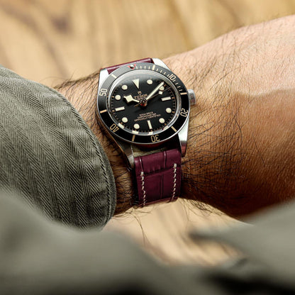 Arhem Handgenähter Kalbsleder-Uhrenarmband im Alligatordruck in Burgund