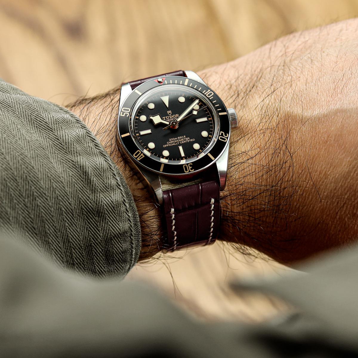 Arnem Handgenähtes Armband aus Kalbsleder mit Alligator-Muster in Kastanienbraun