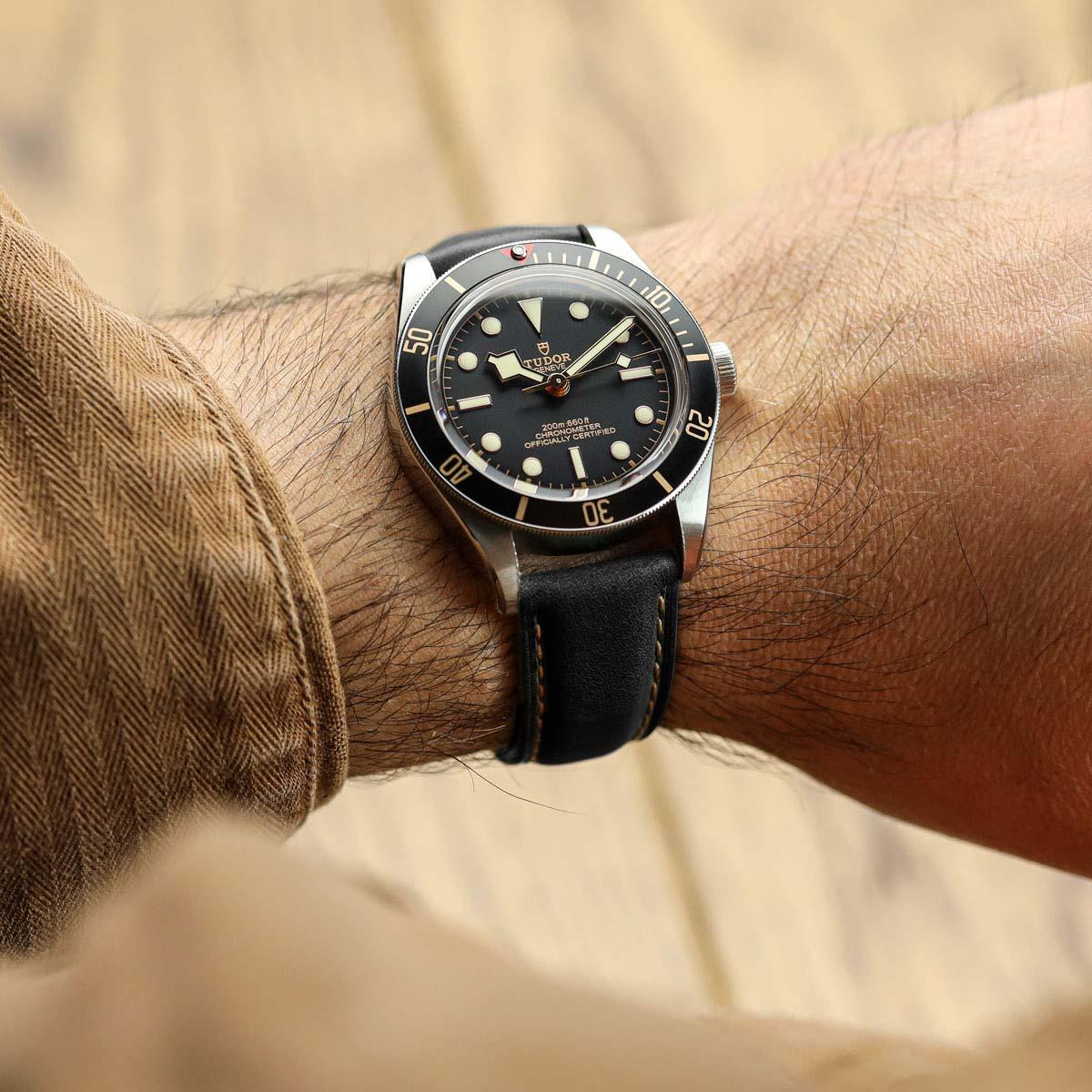 Bracelet en cuir véritable rembourré Whitby en noir pastel pour une élégance raffinée