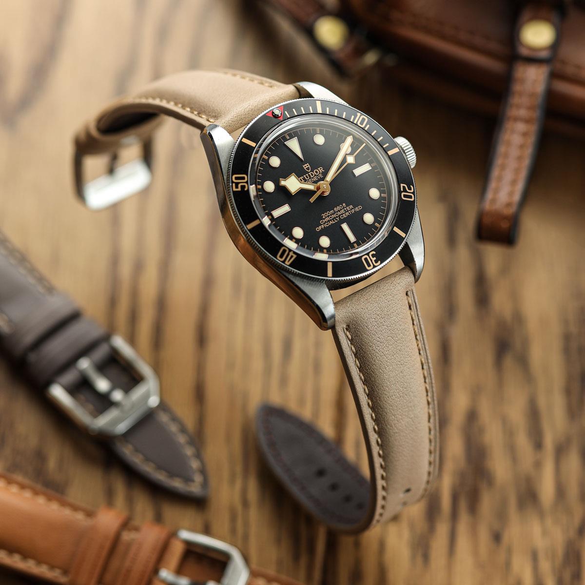 Bracelet en cuir véritable rembourré Whitby en beige pastel pour une élégance raffinée