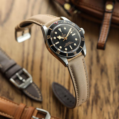 Bracelet en cuir véritable rembourré Whitby en beige pastel pour une élégance raffinée