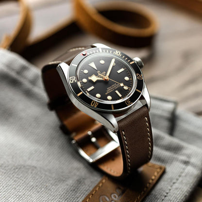 Trek je stijl naar een hoger niveau met de Leuven Cavallo Lederen Horlogeband - Cacao, handgemaakt en perfect voor paardenliefhebbers